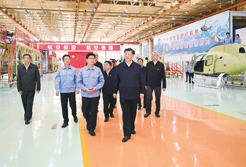 2023年10月10日至13日，中共中央总书记、国家主席、中央军委主席习近平在江西考察。这是11日上午，习近平在景德镇市昌河飞机工业（集团）有限公司考察。 新华社记者 燕雁/摄
