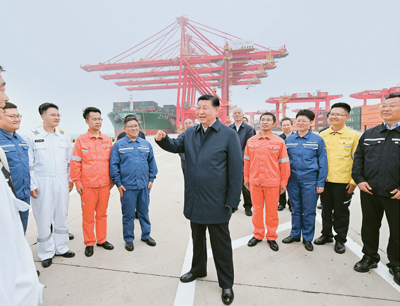 2024年5月22日至24日，中共中央总书记、国家主席、中央军委主席习近平在山东考察。这是22日下午，习近平在日照港亲切慰问港口科技工作者、运营人员、航运人员。 新华社记者 谢环驰/摄