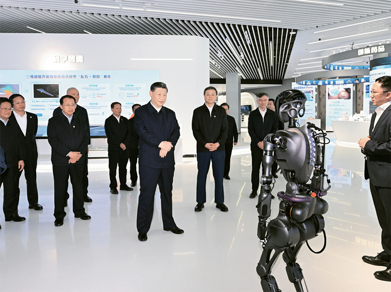 2023年11月28日至12月2日，中共中央总书记、国家主席、中央军委主席习近平在上海考察。这是11月28日下午，习近平在浦东新区张江科学城参观上海科技创新成果展。 新华社记者 谢环驰/摄