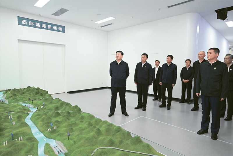 2023年12月14日至15日，中共中央总书记、国家主席、中央军委主席习近平在广西考察。这是14日上午，习近平在南宁市考察中国—东盟信息港股份有限公司，结合平陆运河沙盘听取西部陆海新通道骨干工程建设汇报。 新华社记者 谢环驰/摄